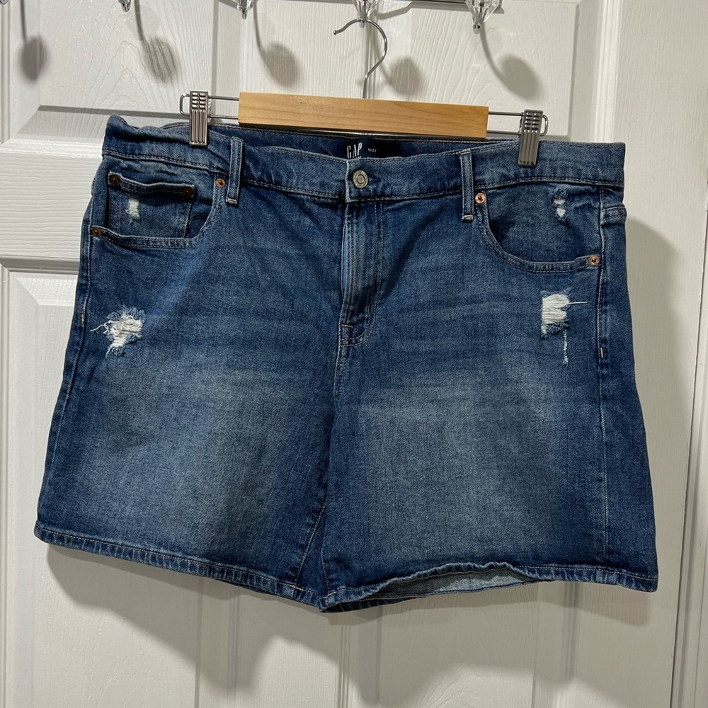 GAP 5” distressed shorts size 16